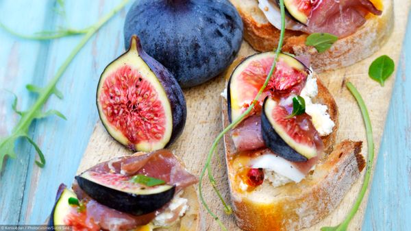 Tartines de figues, ricotta, jambon cru et miel