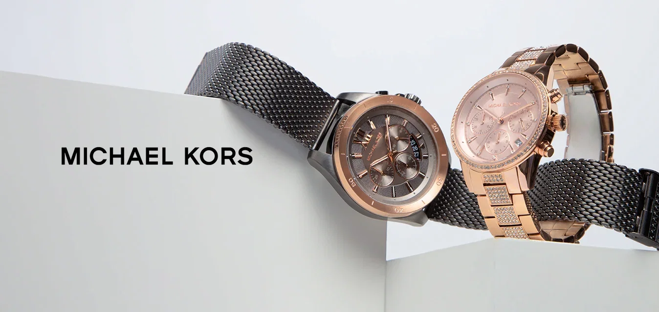 Twee horloges tentoongesteld op een witte ondergrond. De ene heeft een donker gaasband met een grijze wijzerplaat; de andere heeft een roségouden kleur en een schakelband.