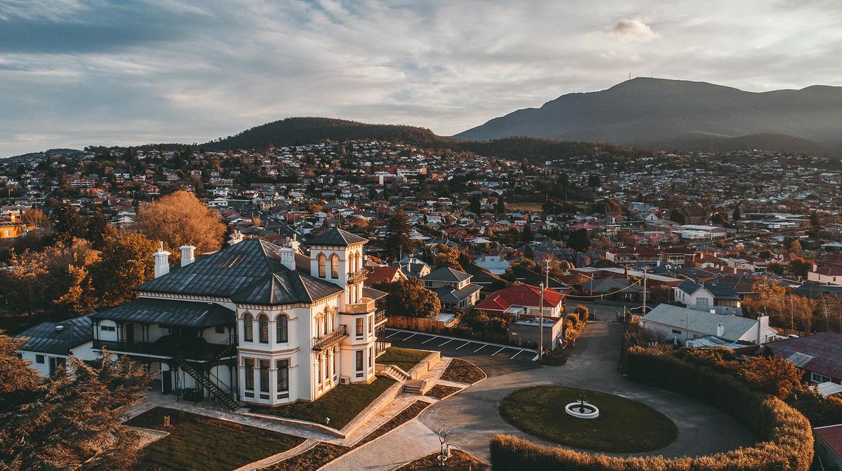 Boutique Hobart Heritage Luxury with Daily Breakfast & Complimentary Parking