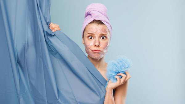 Comment nettoyer un rideau de douche? L'astuce d'Alexandre Cressiot, expert ménage