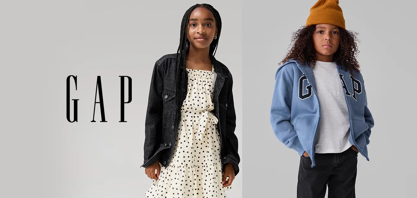 Zwarte spijkerjack over een witte jurk met stippen en een koord in de taille; blauwe hoodie met 'GAP' op de voorkant, gedragen over een wit shirt en zwarte broek.