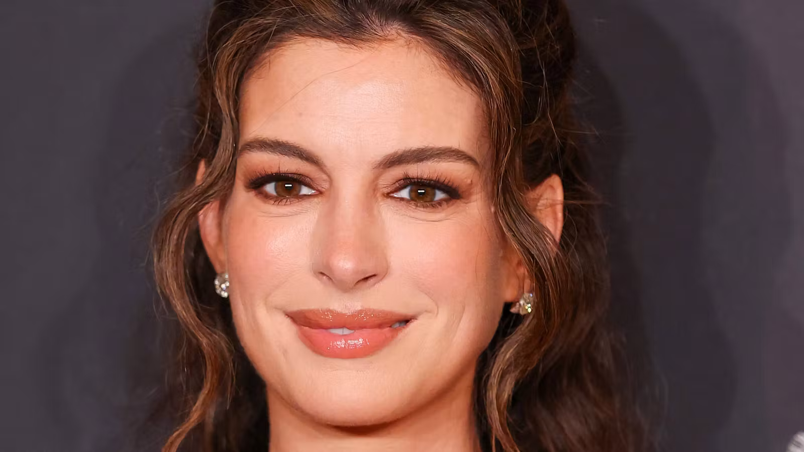 Anne Hathaway’s Matchy-Matchy Red Lips & Nails Are Impossibly Chic