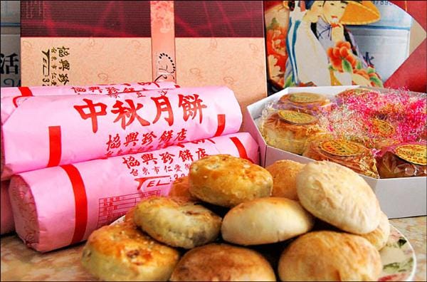 Fengzaibing consists of 10 red bean paste cakes wrapped in red paper into a long strip, which is the traditional Mid-Autumn Festival mooncake in Taitung. (Photo by Wang Xiuting)