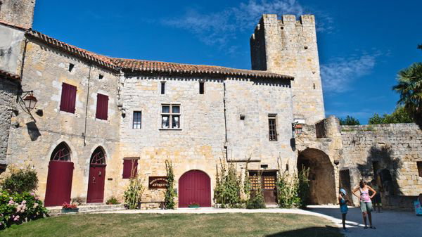 Surnommé la  Petite Carcassonne du Gers , ce minuscule  Plus beau village de France  semble figé depuis le Moyen Âge