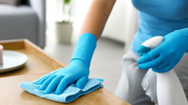 Le meilleur chiffon&nbsp;pour faire la poussière, c'est celui-là, tranche cet expert du ménage