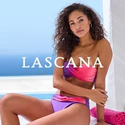 Paarse en roze bandeau bikini met gedraaide voorkant en hoge taille onderkant. Glad stof met een subtiele glans, tegen een lichte achtergrond.
