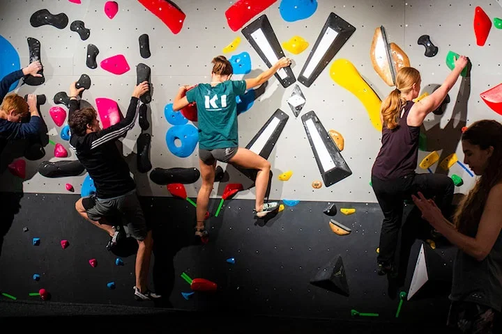 Träna bouldering hos BLX i Mall of Scandinavia i Solna