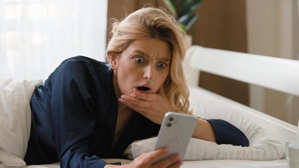 Regarder son smartphone dès le réveil, un réflexe à bannir pour préserver votre santé?
