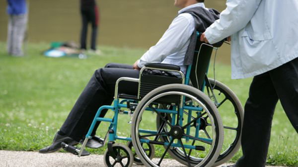 Handicap: vous cumulez l'AAH et l'ASS? Vos revenus pourraient chuter de près de 600€ par mois en 2027
