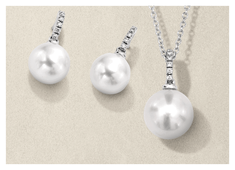 A simple amd classic pearl earring and necklace set.