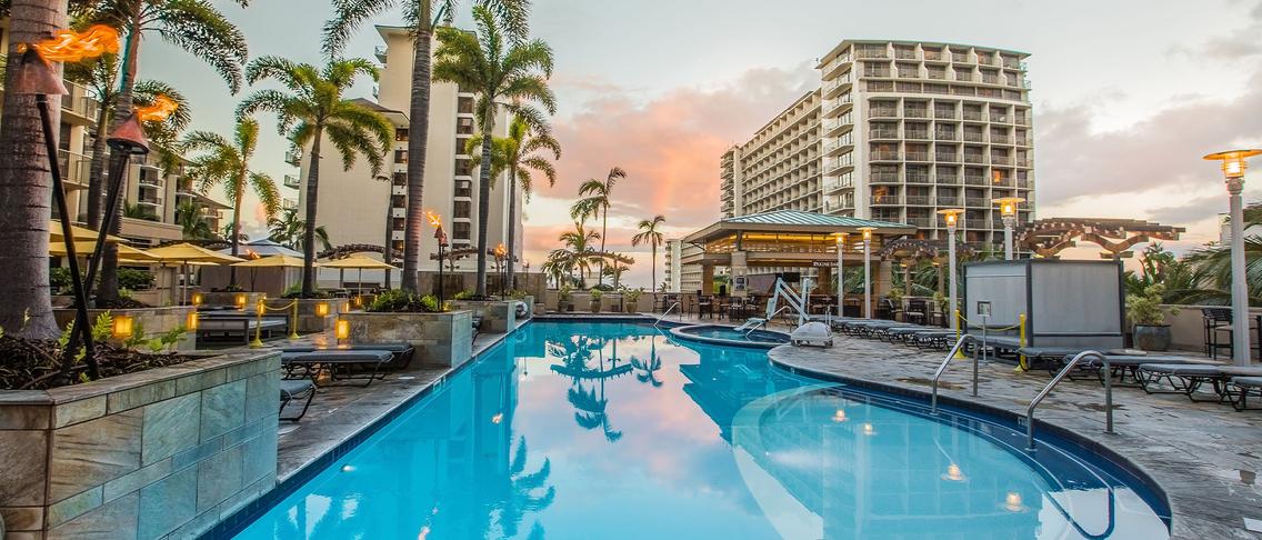 Hawaii All-Suite Retreat Steps from Waikiki Beach with Daily Breakfast & US$150 Dining Credit