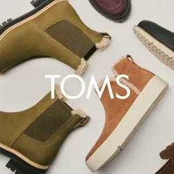Diverse casual en winter schoenen, waaronder groene laarzen met bontvoering, bruine suède instappers, zwarte leren sneakers en bordeauxkleurige loafers op een lichte achtergrond.