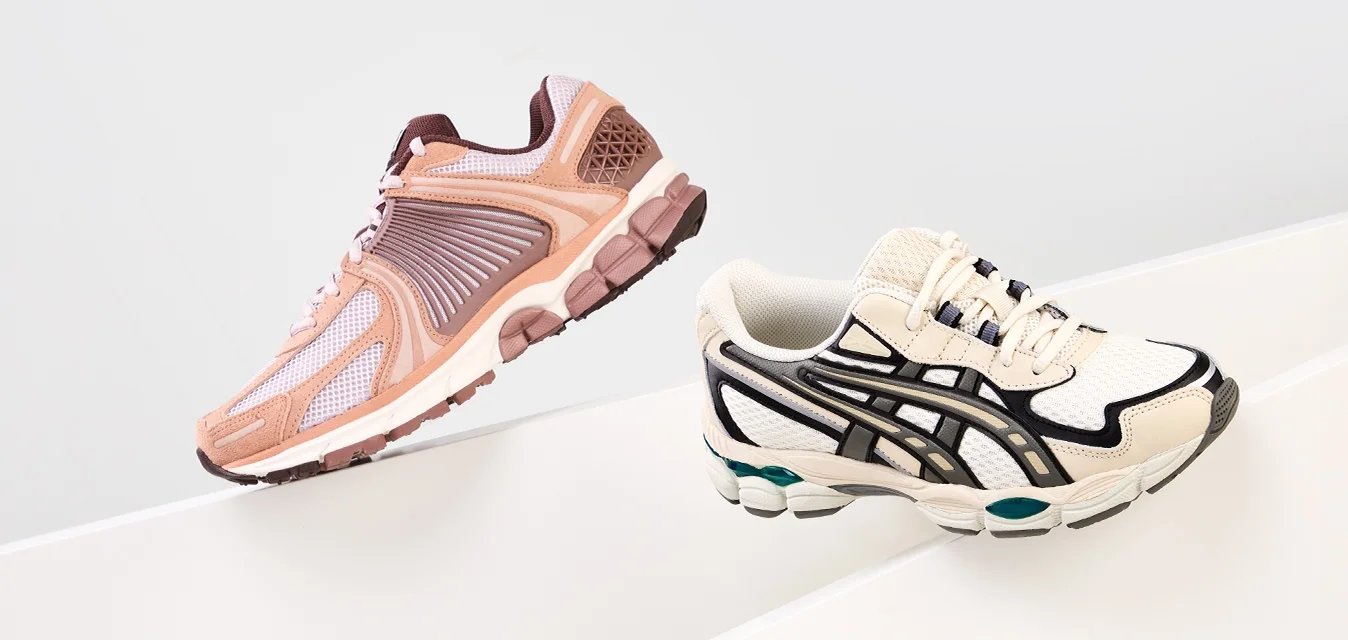 Twee paar sneakers tentoongesteld: de ene in zacht perzik met mesh textuur en rubberen zool; de andere in wit met zwarte accenten en groene details.