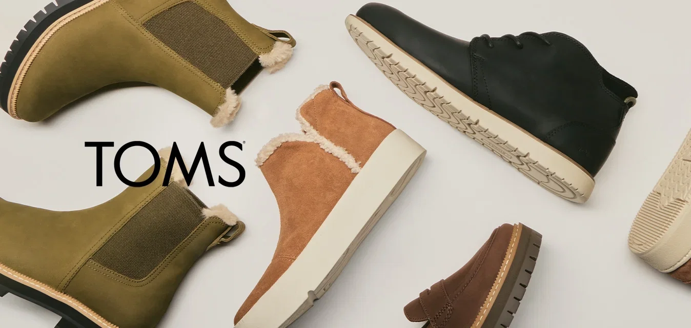 Diverse casual en winter schoenen, waaronder groene laarzen met bontvoering, bruine suède instappers, zwarte leren sneakers en bordeauxkleurige loafers op een lichte achtergrond.