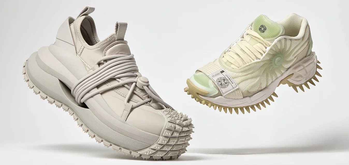 Twee paar sneakers: de ene beige met een gestructureerde rubberen zool en opvallende veters; de andere lichtgroen met een gespikkelde zool en bloemendessin.