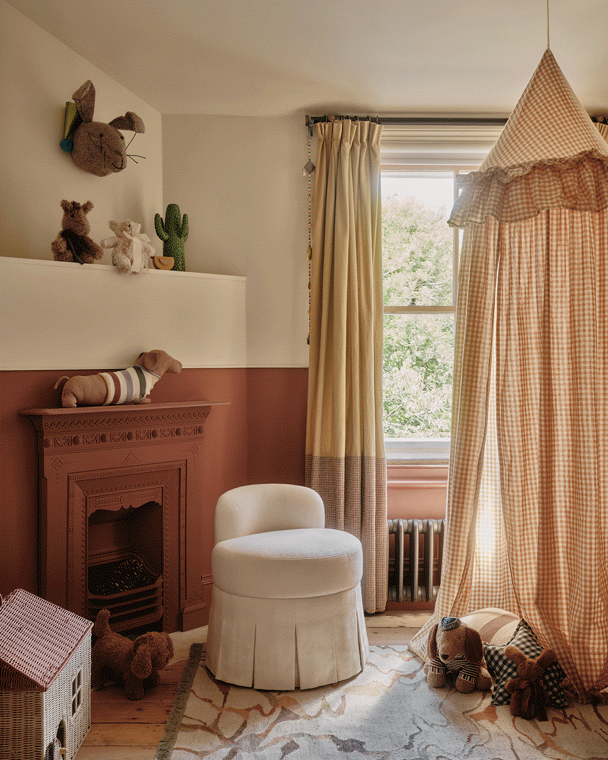 Animated sequence featuring a children's bedroom with Picture Gallery Red walls and a light-filled room painted in Lime White, highlighting contrasting heritage colour palettes.