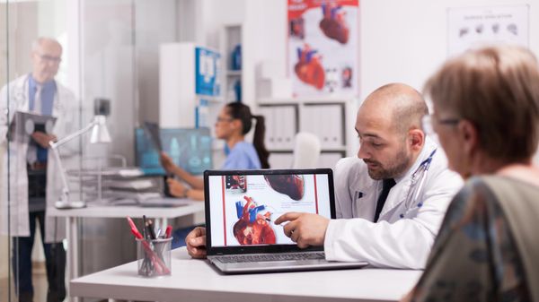 Et si ces symptômes courants cachaient une maladie cardiaque grave?