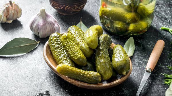 Faut-il mettre le pot de cornichons dans le frigo ou dans le placard?