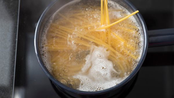 Vous cuisinez des pâtes? Ne jetez plus l'eau de cuisson, elle est très utile!