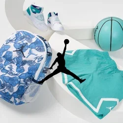 Rugzak met een blauw bloemmotief, teal shorts, witte sneakers en een teal basketbal op een gebogen witte ondergrond.