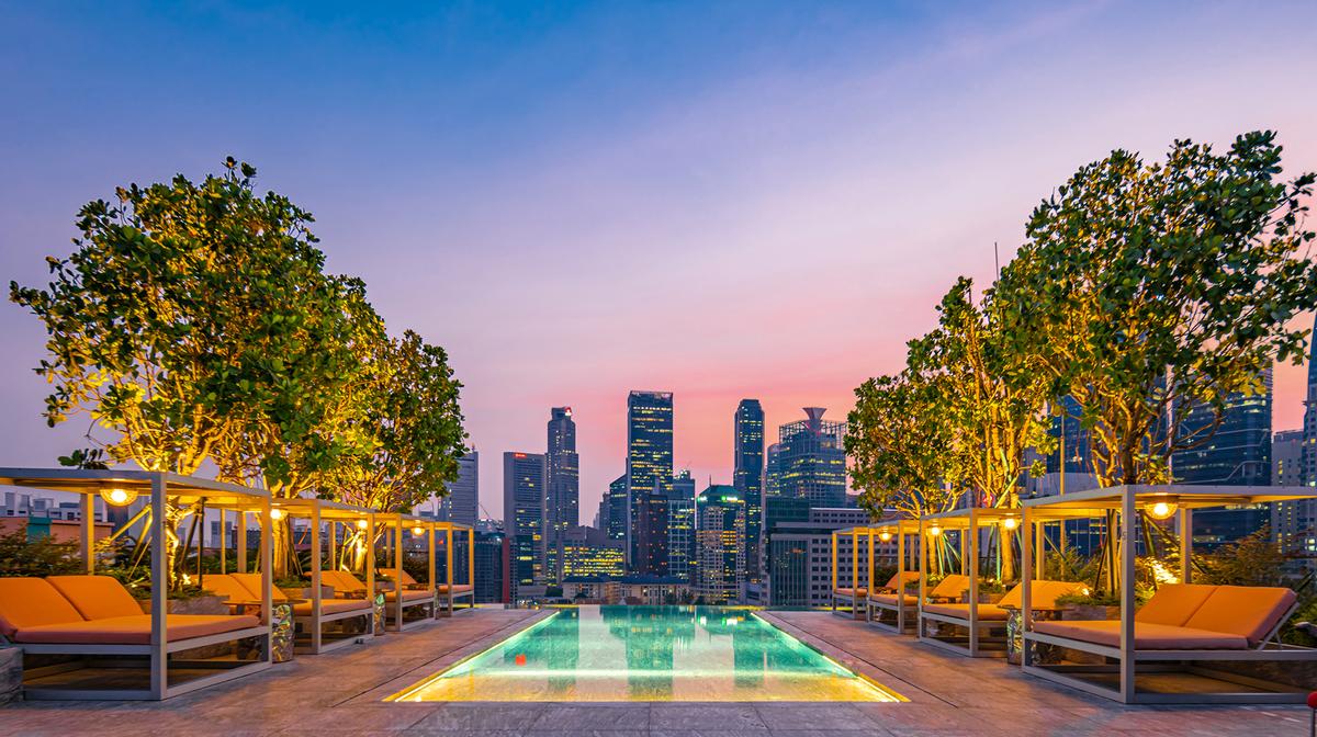 Ultimate Singapore Glamour with Rooftop Pool, Daily Breakfast & Nightly Two-Hour Free-Flow Cocktails