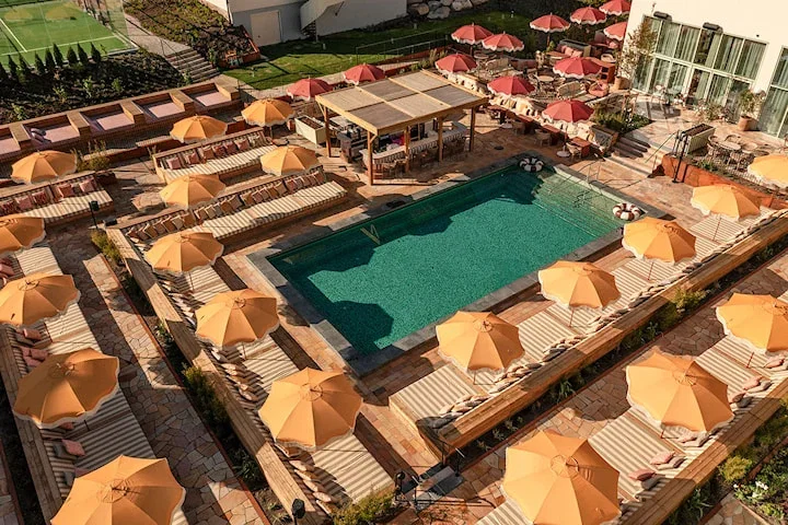 1 natt för 2 med boende & entré till Pool Club på Hjortviken
