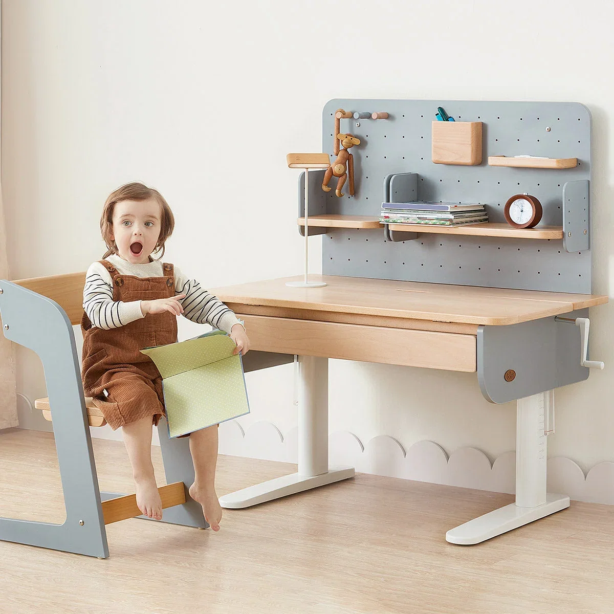 Image of Ergonomic Desk (118cm) with Pegboard Hutch Package