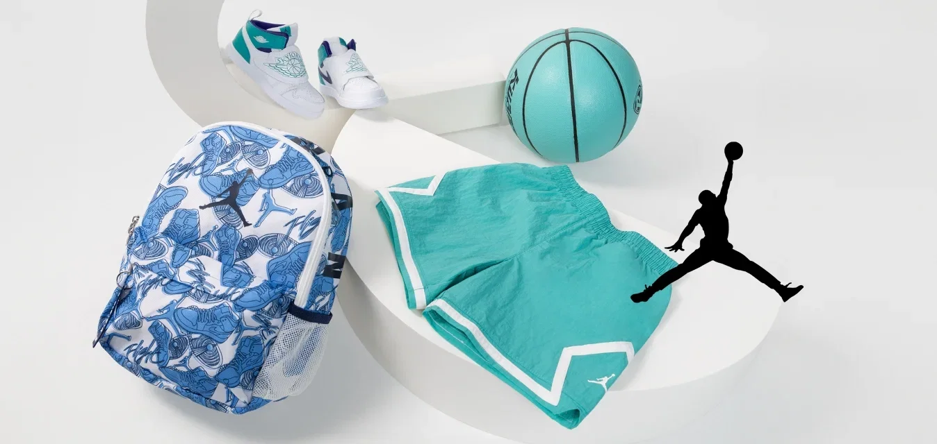 Rugzak met een blauw bloemmotief, teal shorts, witte sneakers en een teal basketbal op een gebogen witte ondergrond.