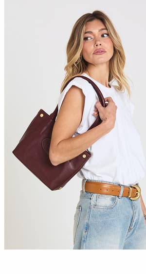 momdel with olympia-sml-tote-cherrywood-pebble-brushed-gold