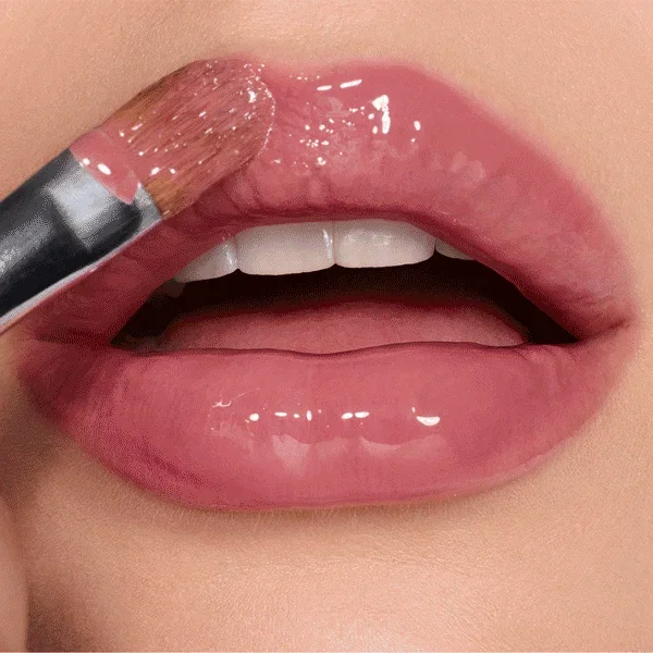 SHAPE AND DRENCH LIPS WITH HIGH-SHINE COMBOS