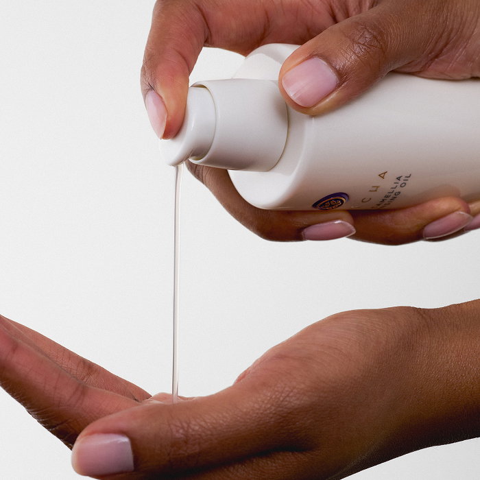An image of The Camellia Cleansing Oil texture