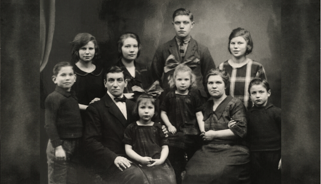 Old photo of a large family.