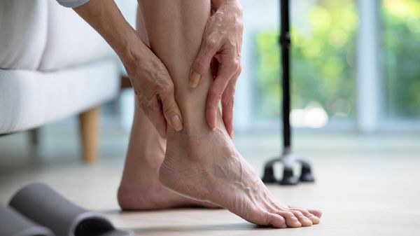Cheville fragile? Ces 4 exercices expliqués par une kiné vont la renforcer