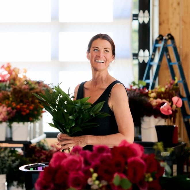 Christina Stembel designing a flower bouquet at the Farmquarters.