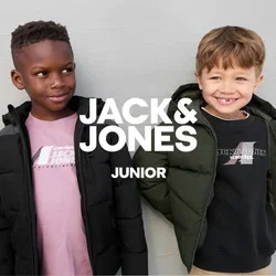 Twee lachende jongens staan naast elkaar, gekleed in gewatteerde winterjacks met capuchon en met grafische sweatshirts, tegen een lichtgrijze muur.