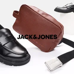 Zwarte leren loafers met een chunky zool, gecombineerd met een bruine textuurpouch en een zwarte band met een zilveren gesp.