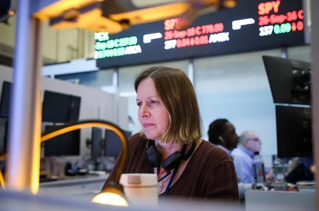 Nasdaq Hits New High While Dow Slides, S&P 500 Holds Steady