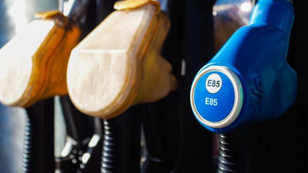 Explosion des prix des carburants: combien pouvez-vous réellement gagner en passant au bioéthanol?