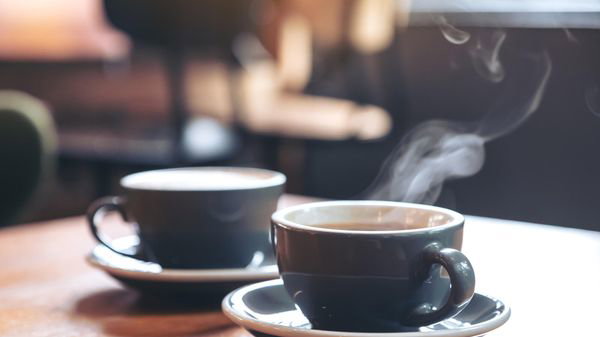 Boire son café trop chaud, une pratique potentiellement risquée