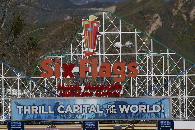 Six Flags Faces Pressure From an Activist Investor to Seek a Sale