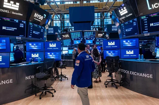 Nasdaq Leads Stocks Lower, Treasury Yields Extend Climb