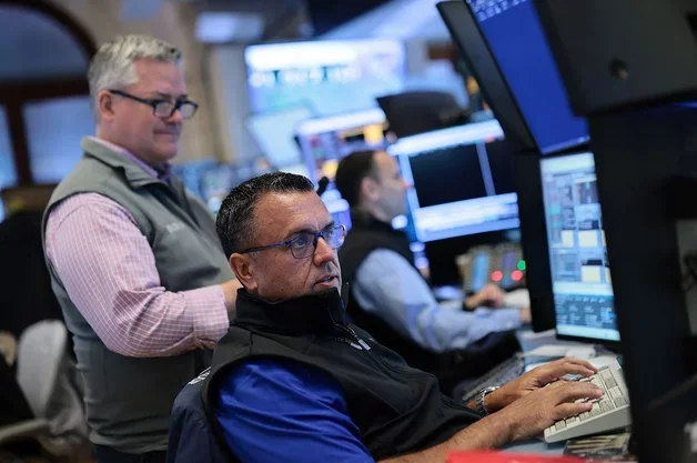 Stock Market Today: Indexes Tick Higher as Oil Prices Slip; Nasdaq, S&P 500 on Pace for Weekly Gains; Treasury Yields Remain Elevated