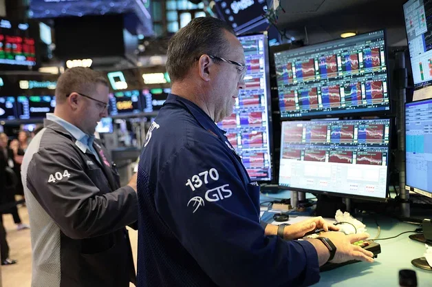 Stocks Climb to Close Out the Week as Oil Prices Slide