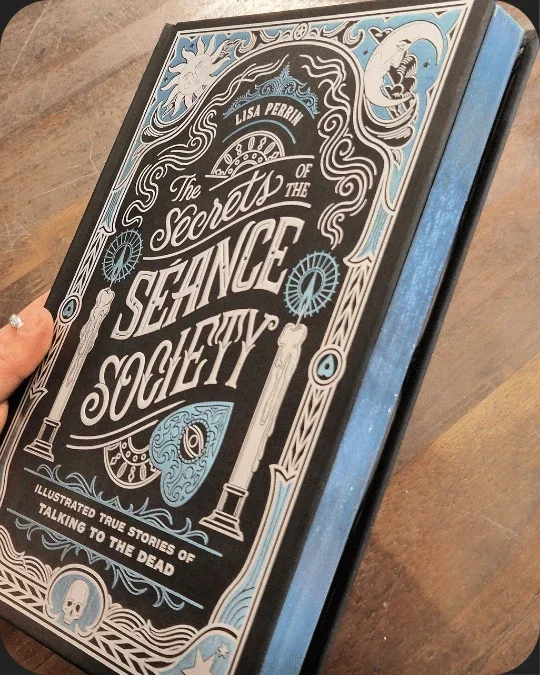 Book cover: "The Secrets of the Séance Society, with blue spredges